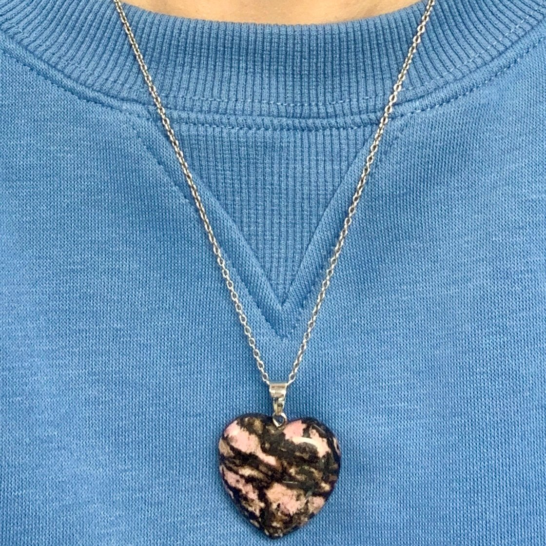 Rodoniitti - Sydänkaulakoru 3cm x 3cm - Valkoisen Liekin Voima