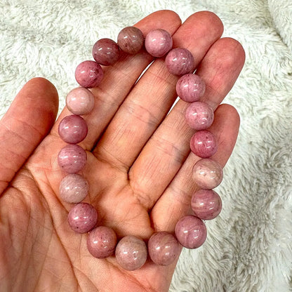 Rodoniitti (vaalea) - Rannekoru - Opettaa hyväksymään sen, että olet kaiken rakkauden arvoinen Valkoisen Liekin Voima