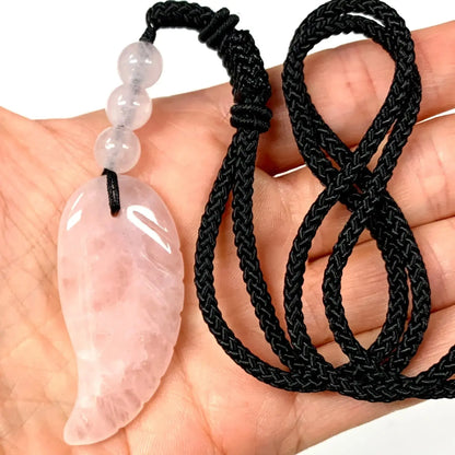 Ruusukvartsi - Enkelinsiipikaulakoru - Sydämen hoivaa, rakkautta ja anteeksiantoa - Valkoisen Liekin Voima