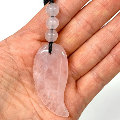 Ruusukvartsi - Enkelinsiipikaulakoru - Sydämen hoivaa, rakkautta ja anteeksiantoa - Valkoisen Liekin Voima