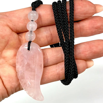 Ruusukvartsi - Enkelinsiipikaulakoru - Sydämen hoivaa, rakkautta ja anteeksiantoa - Valkoisen Liekin Voima