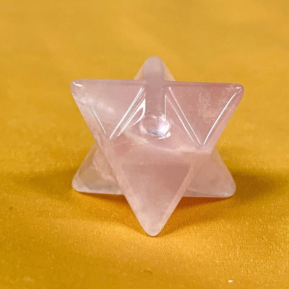 Ruusukvartsi - Kristallimerkaba - Suojelua, rakkautta, anteeksiannon voimaa - 2cm - Valkoisen Liekin Voima