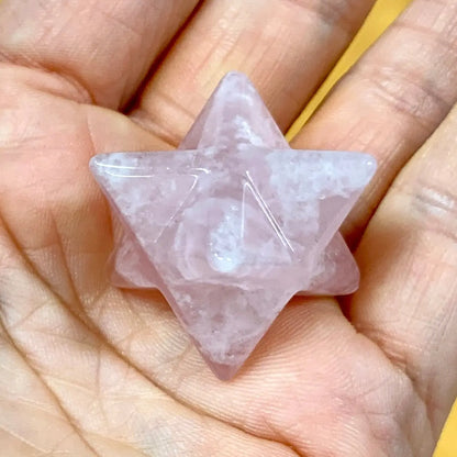 Ruusukvartsi - Kristallimerkaba - Suojelua, rakkautta, anteeksiannon voimaa - 2cm - Valkoisen Liekin Voima