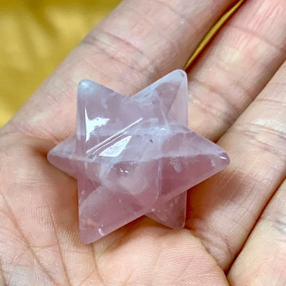 Ruusukvartsi - Kristallimerkaba - Suojelua, rakkautta, anteeksiannon voimaa - 2cm - Valkoisen Liekin Voima