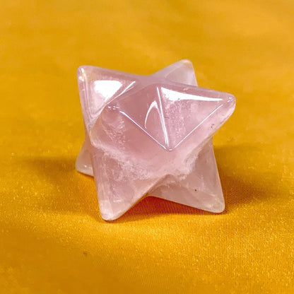 Ruusukvartsi - Kristallimerkaba - Suojelua, rakkautta, anteeksiannon voimaa - 2cm - Valkoisen Liekin Voima