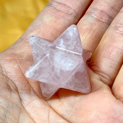 Ruusukvartsi - Kristallimerkaba - Suojelua, rakkautta, anteeksiannon voimaa - 2cm - Valkoisen Liekin Voima