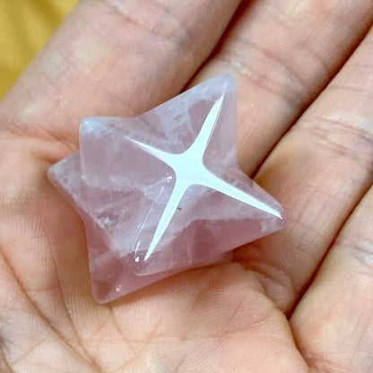 Ruusukvartsi - Kristallimerkaba - Suojelua, rakkautta, anteeksiannon voimaa - 2cm - Valkoisen Liekin Voima