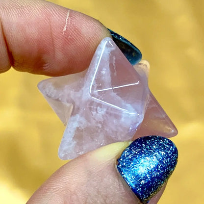 Ruusukvartsi - Kristallimerkaba - Suojelua, rakkautta, anteeksiannon voimaa - 2cm - Valkoisen Liekin Voima