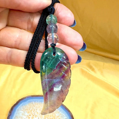 Sateenkaarifluoriitti - Enkelinsiipikaulakoru - Yltäkylläisyyttä ja mielen rauhaa - Valkoisen Liekin Voima