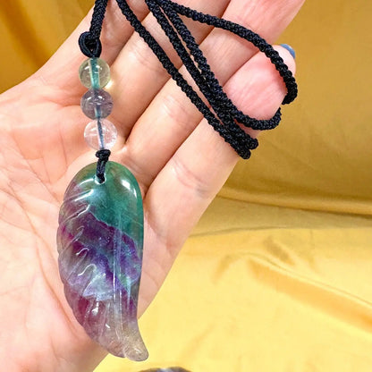 Sateenkaarifluoriitti - Enkelinsiipikaulakoru - Yltäkylläisyyttä ja mielen rauhaa - Valkoisen Liekin Voima