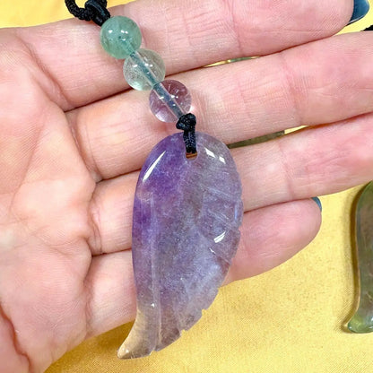 Sateenkaarifluoriitti - Enkelinsiipikaulakoru - Yltäkylläisyyttä ja mielen rauhaa - Valkoisen Liekin Voima