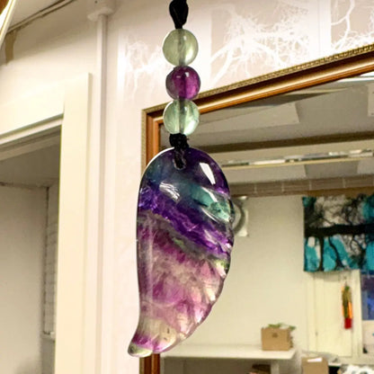 Sateenkaarifluoriitti - Enkelinsiipikaulakoru - Yltäkylläisyyttä ja mielen rauhaa - Valkoisen Liekin Voima