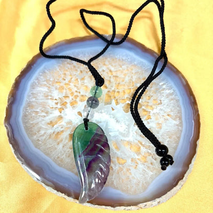 Sateenkaarifluoriitti - Enkelinsiipikaulakoru - Yltäkylläisyyttä ja mielen rauhaa - Valkoisen Liekin Voima