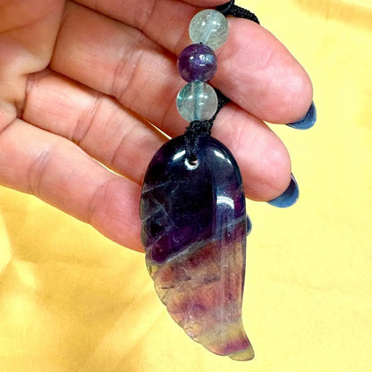 Sateenkaarifluoriitti - Enkelinsiipikaulakoru - Yltäkylläisyyttä ja mielen rauhaa - Valkoisen Liekin Voima