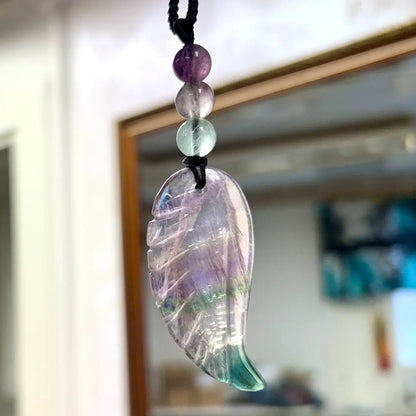 Sateenkaarifluoriitti - Enkelinsiipikaulakoru - Yltäkylläisyyttä ja mielen rauhaa - Valkoisen Liekin Voima