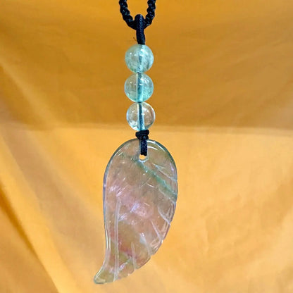 Sateenkaarifluoriitti - Enkelinsiipikaulakoru - Yltäkylläisyyttä ja mielen rauhaa - Valkoisen Liekin Voima