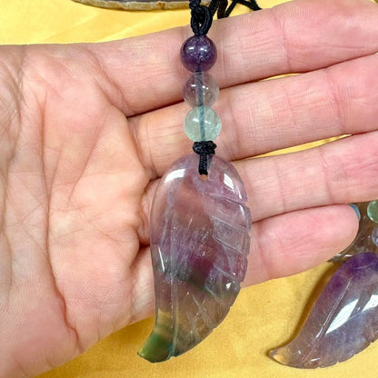 Sateenkaarifluoriitti - Enkelinsiipikaulakoru - Yltäkylläisyyttä ja mielen rauhaa - Valkoisen Liekin Voima