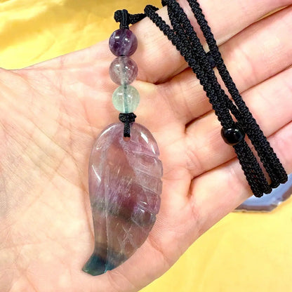 Sateenkaarifluoriitti - Enkelinsiipikaulakoru - Yltäkylläisyyttä ja mielen rauhaa - Valkoisen Liekin Voima