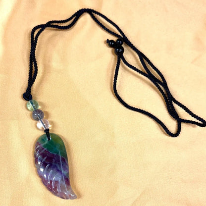 Sateenkaarifluoriitti - Enkelinsiipikaulakoru - Yltäkylläisyyttä ja mielen rauhaa - Valkoisen Liekin Voima