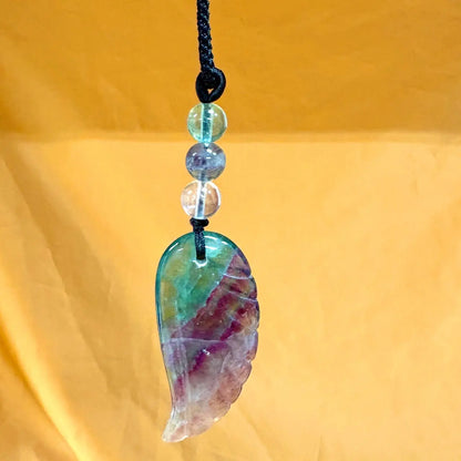 Sateenkaarifluoriitti - Enkelinsiipikaulakoru - Yltäkylläisyyttä ja mielen rauhaa - Valkoisen Liekin Voima