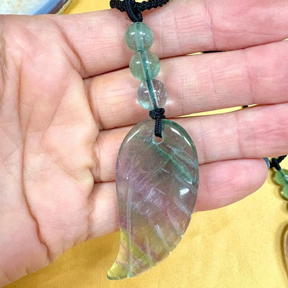 Sateenkaarifluoriitti - Enkelinsiipikaulakoru - Yltäkylläisyyttä ja mielen rauhaa - Valkoisen Liekin Voima