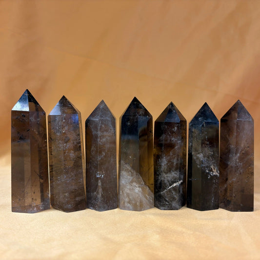 Savukvartsi - TUMMA - Kristallikärki - Rentouttaa kehon ja mielen jännityksiä - 8cm - Valkoisen Liekin Voima