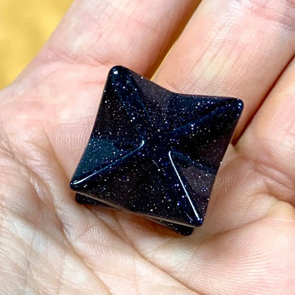 Sininen hiekkakivi - Kristallimerkaba - Tähtilapsen koti - ikävää helpottava ja suojeleva - 2cm - Valkoisen Liekin Voima