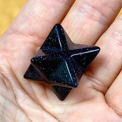 Sininen hiekkakivi - Kristallimerkaba - Tähtilapsen koti - ikävää helpottava ja suojeleva - 2cm - Valkoisen Liekin Voima