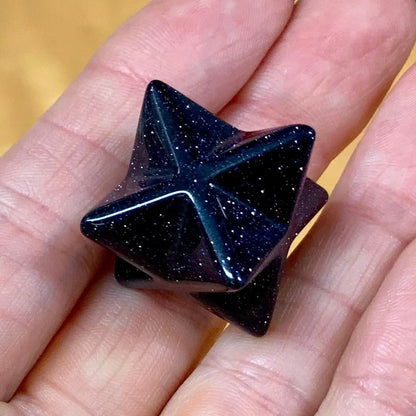 Sininen hiekkakivi - Kristallimerkaba - Tähtilapsen koti - ikävää helpottava ja suojeleva - 2cm - Valkoisen Liekin Voima