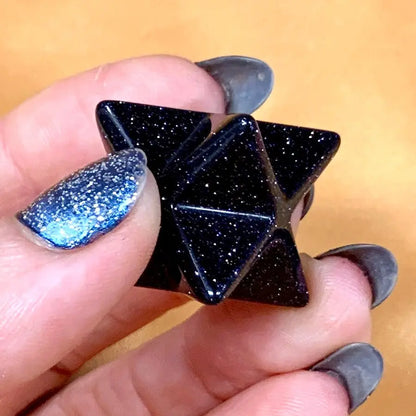 Sininen hiekkakivi - Kristallimerkaba - Tähtilapsen koti - ikävää helpottava ja suojeleva - 2cm - Valkoisen Liekin Voima