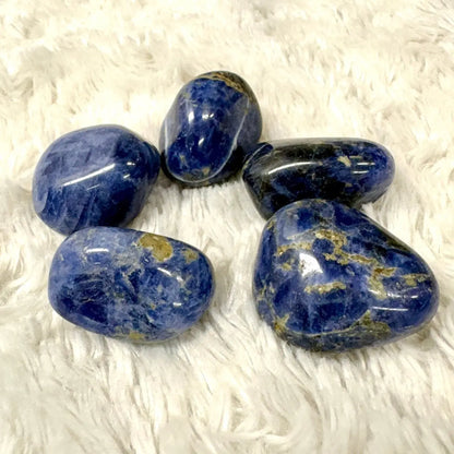 Sodaliitti - Kämmenkivi 3 - 5cm - Auttaa pelkotiloissa ja uniongelmissa - Valkoisen Liekin Voima