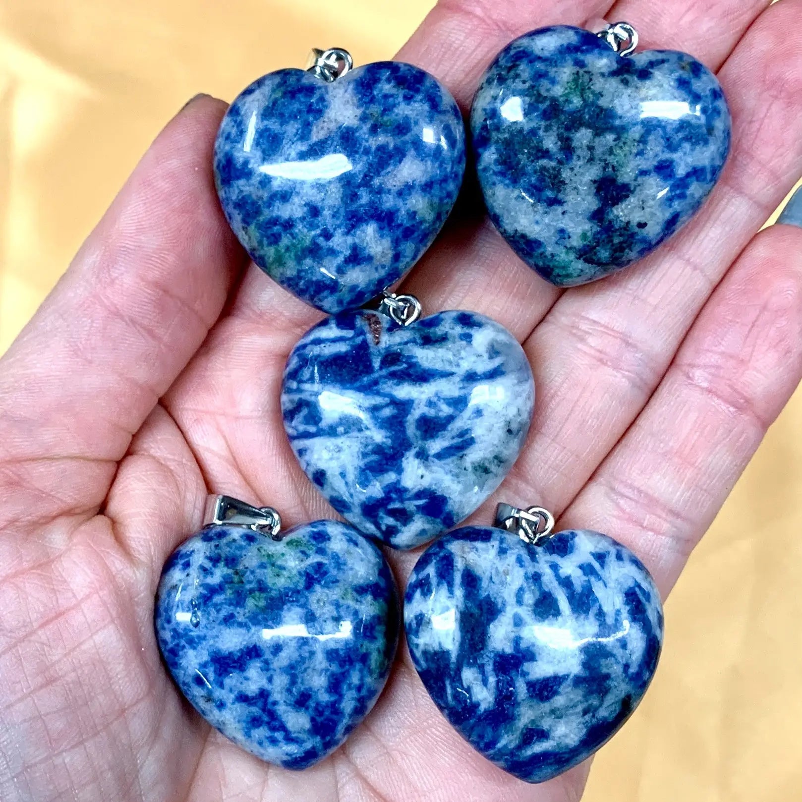 Sodaliitti - muhkea sydänkaulakoru 3cm x 3cm - Valkoisen Liekin Voima