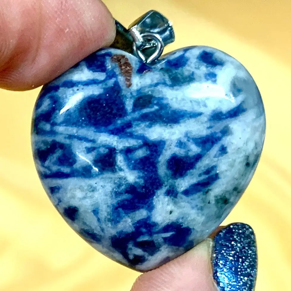 Sodaliitti - muhkea sydänkaulakoru 3cm x 3cm - Valkoisen Liekin Voima