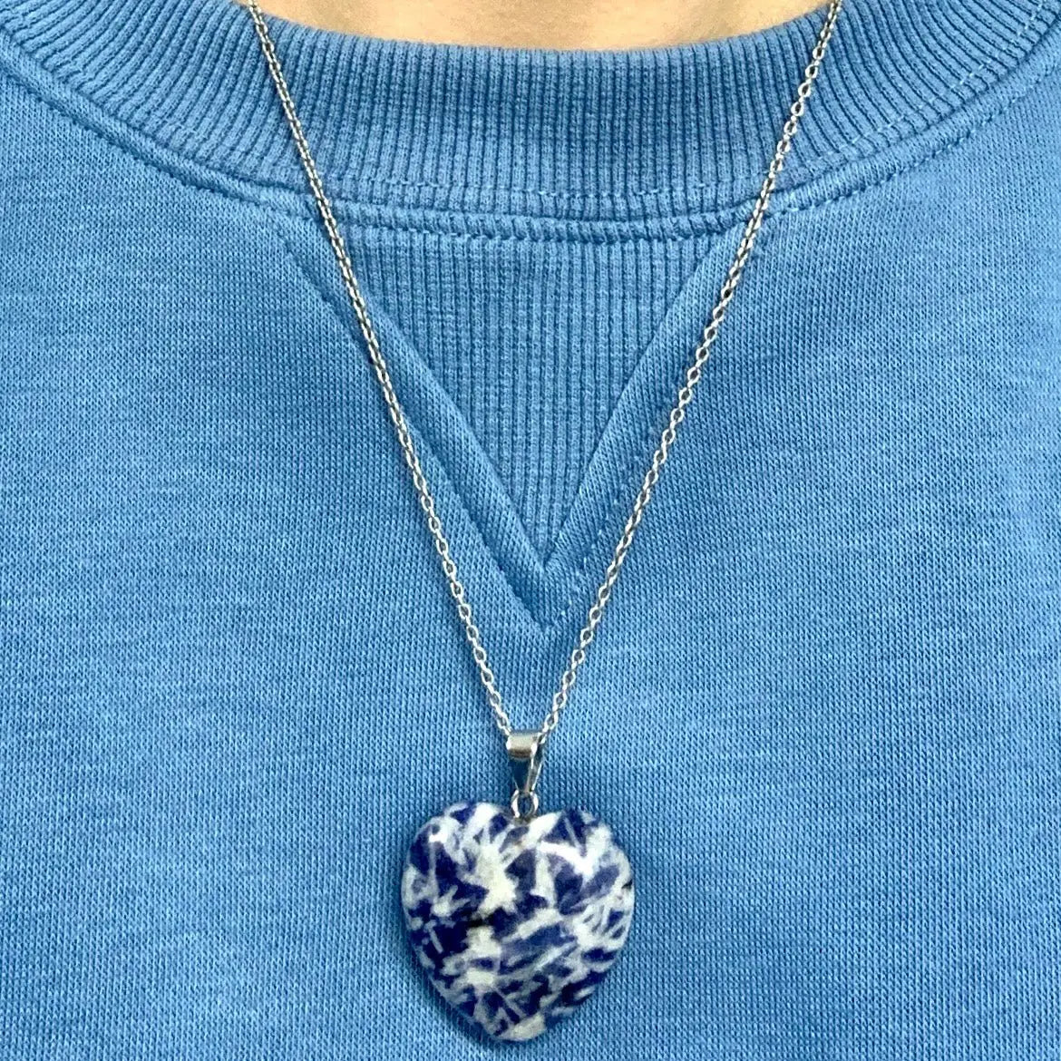 Sodaliitti - muhkea sydänkaulakoru 3cm x 3cm - Valkoisen Liekin Voima