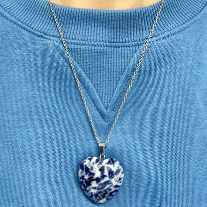 Sodaliitti - muhkea sydänkaulakoru 3cm x 3cm - Valkoisen Liekin Voima