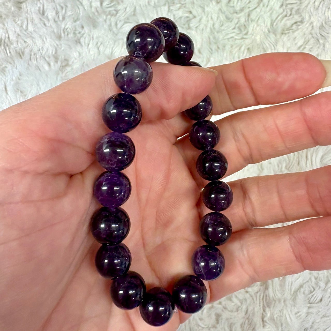 Tumma ametisti - Rannekoru - Muuntaa energiat ja suojaa vahvasti - Valkoisen Liekin Voima