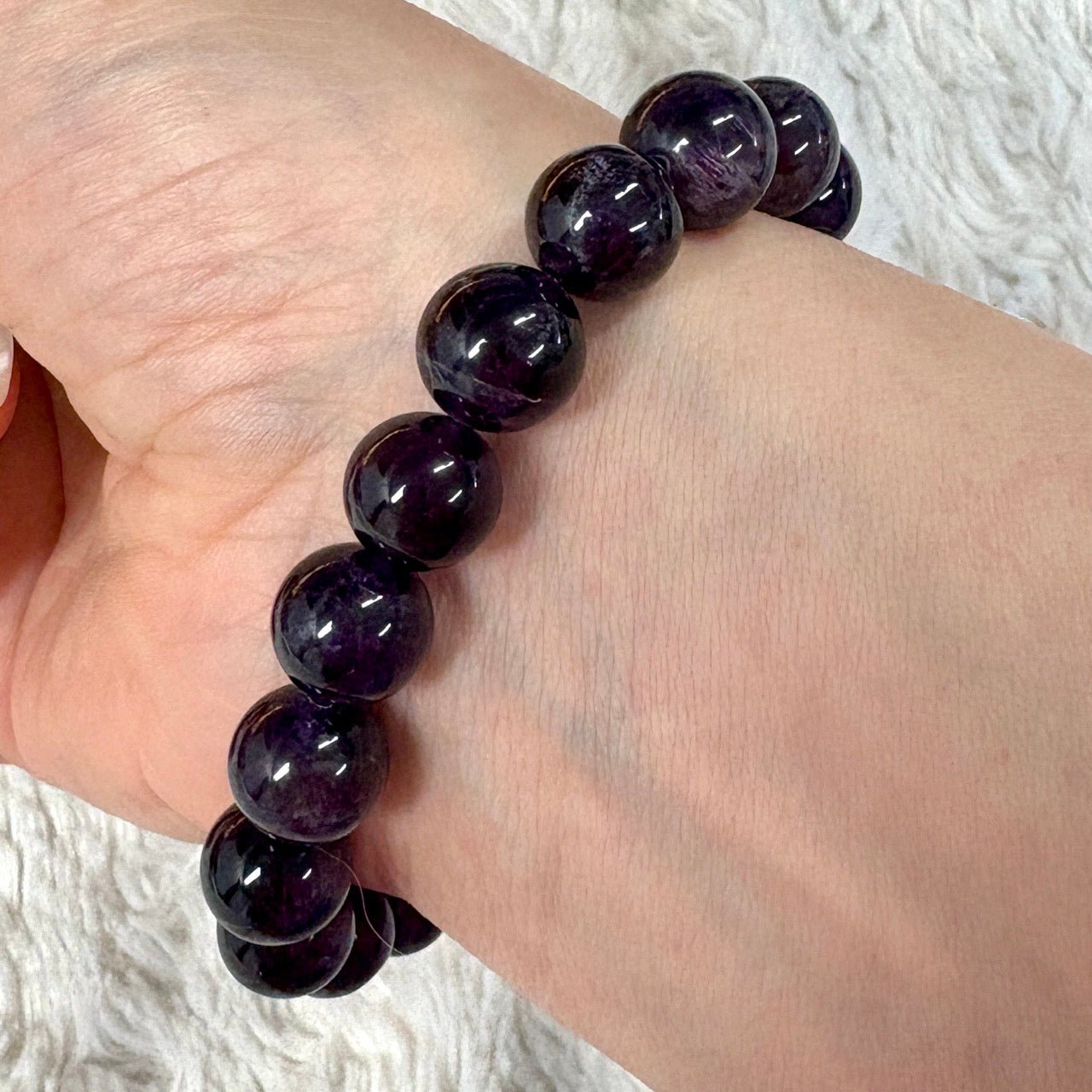 Tumma ametisti - Rannekoru - Muuntaa energiat ja suojaa vahvasti - Valkoisen Liekin Voima