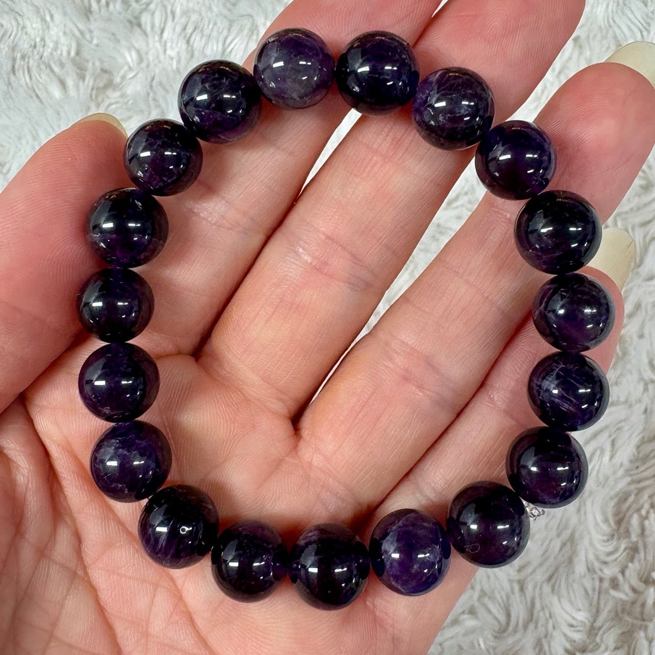 Tumma ametisti - Rannekoru - Muuntaa energiat ja suojaa vahvasti - Valkoisen Liekin Voima