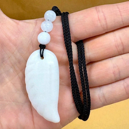 Valkoinen jade - Enkelinsiipikaulakoru - Parannusta, valon viestejä ja sisäistä rauhaa - Valkoisen Liekin Voima