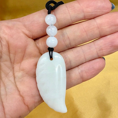 Valkoinen jade - Enkelinsiipikaulakoru - Parannusta, valon viestejä ja sisäistä rauhaa - Valkoisen Liekin Voima