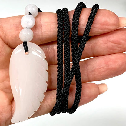 Valkoinen jade - Enkelinsiipikaulakoru - Parannusta, valon viestejä ja sisäistä rauhaa - Valkoisen Liekin Voima