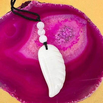 Valkoinen jade - Enkelinsiipikaulakoru - Parannusta, valon viestejä ja sisäistä rauhaa - Valkoisen Liekin Voima