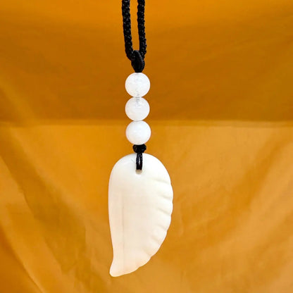 Valkoinen jade - Enkelinsiipikaulakoru - Parannusta, valon viestejä ja sisäistä rauhaa - Valkoisen Liekin Voima