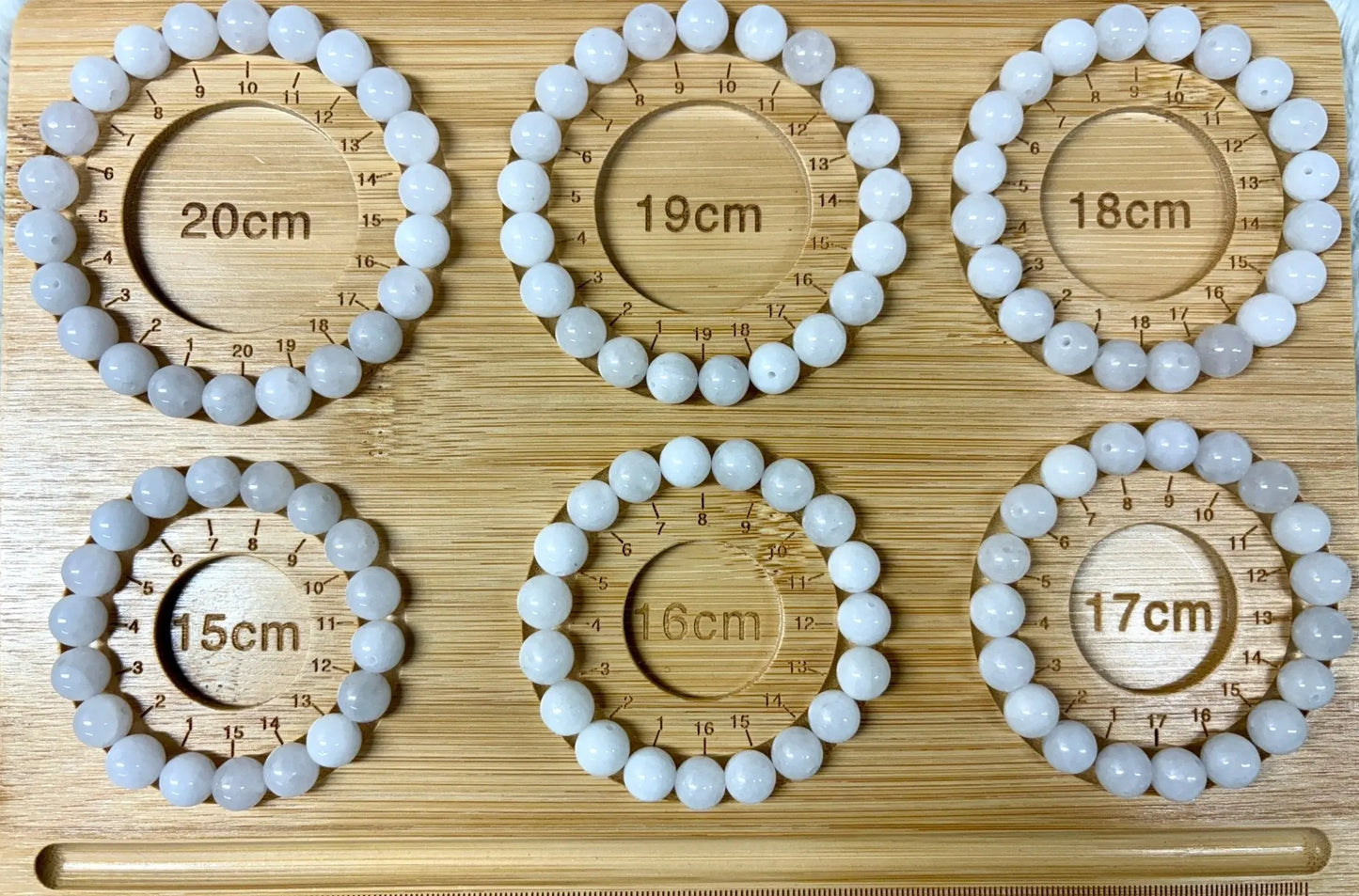 Valkoinen jade - Rannekoru - Parantajakivi, joka siunaa kosketuksellaan Valkoisen Liekin Voima