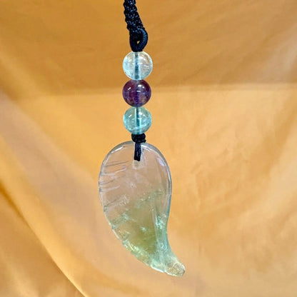 Vihreä fluoriitti - Enkelinsiipikaulakoru - Parantaa traumoja, tehostaa kehon paranemisprosessia - Valkoisen Liekin Voima