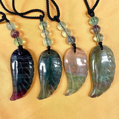 Vihreä fluoriitti - Enkelinsiipikaulakoru - Parantaa traumoja, tehostaa kehon paranemisprosessia - Valkoisen Liekin Voima