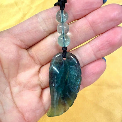 Vihreä fluoriitti - Enkelinsiipikaulakoru - Parantaa traumoja, tehostaa kehon paranemisprosessia - Valkoisen Liekin Voima