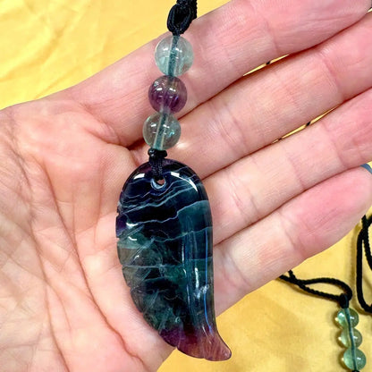 Vihreä fluoriitti - Enkelinsiipikaulakoru - Parantaa traumoja, tehostaa kehon paranemisprosessia - Valkoisen Liekin Voima