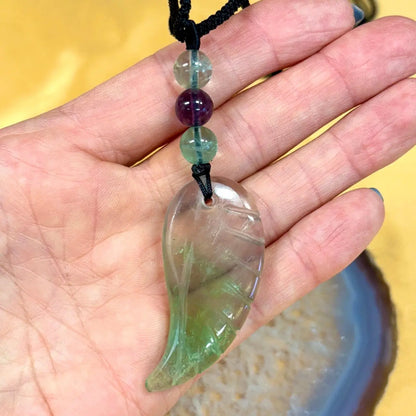 Vihreä fluoriitti - Enkelinsiipikaulakoru - Parantaa traumoja, tehostaa kehon paranemisprosessia - Valkoisen Liekin Voima