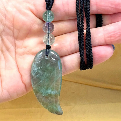 Vihreä fluoriitti - Enkelinsiipikaulakoru - Parantaa traumoja, tehostaa kehon paranemisprosessia - Valkoisen Liekin Voima